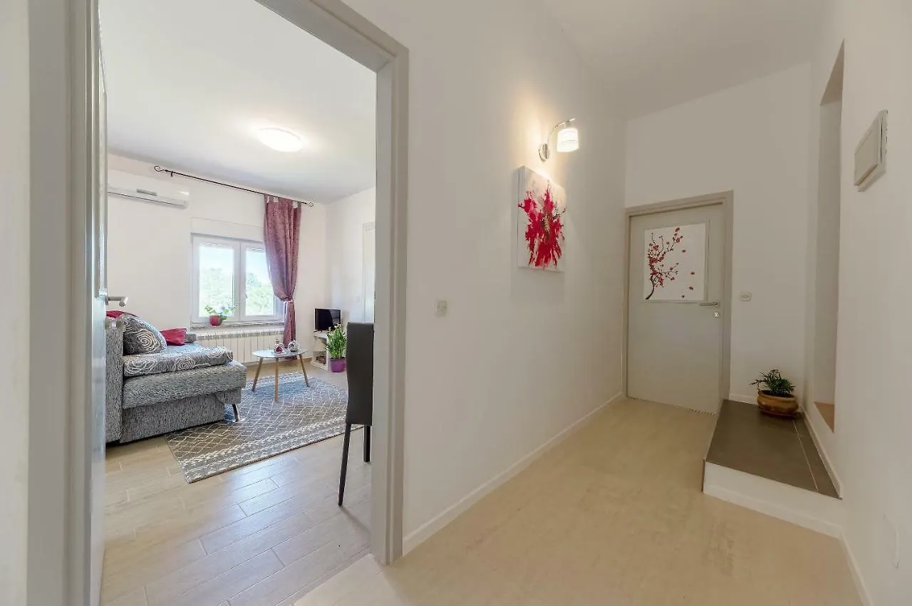 Lavander 3 Private Room With Bathroom And Balcony Pula 2*,