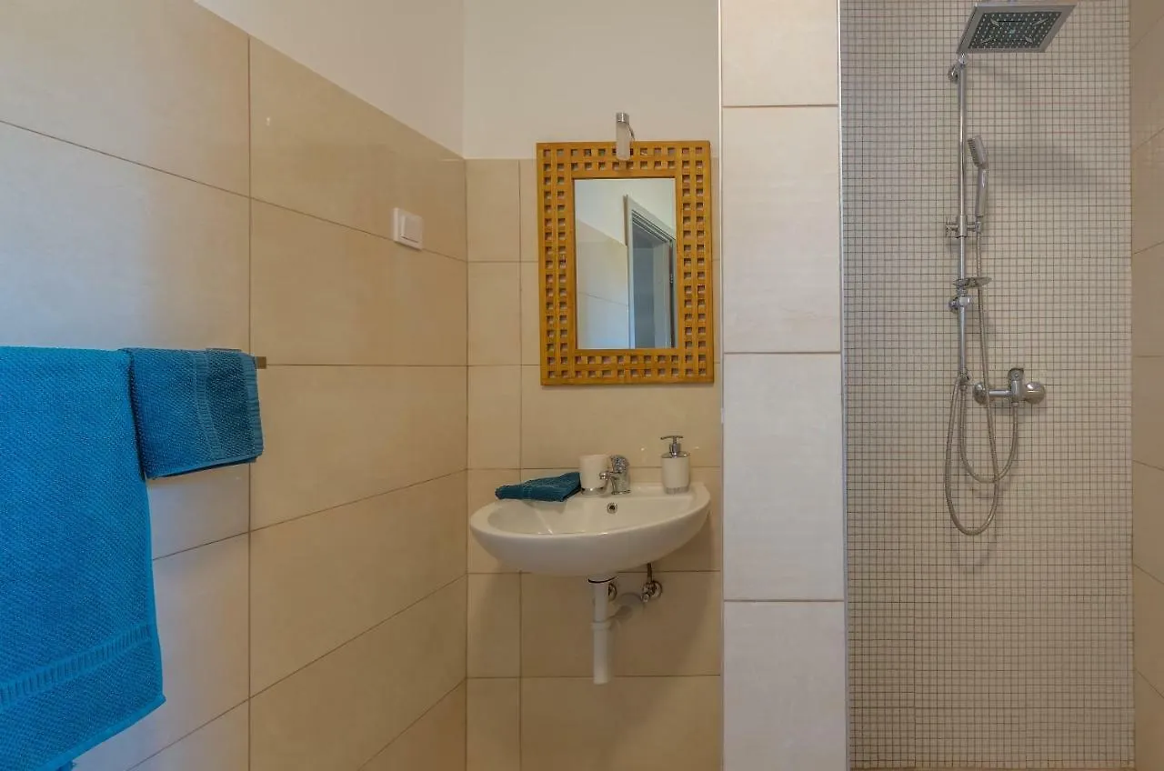 Lavander 3 Private Room With Bathroom And Balcony Pula