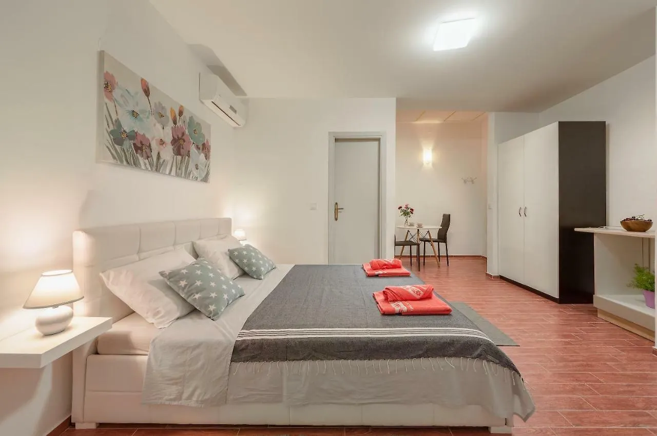 Lavander 3 Private Room With Bathroom And Balcony Pula