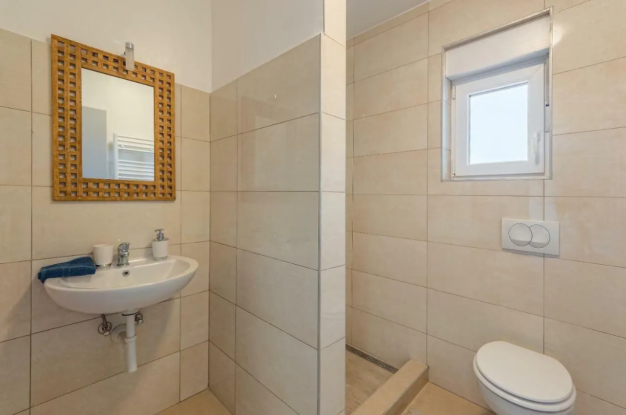 Lavander 3 Private Room With Bathroom And Balcony Pula Gasthuis