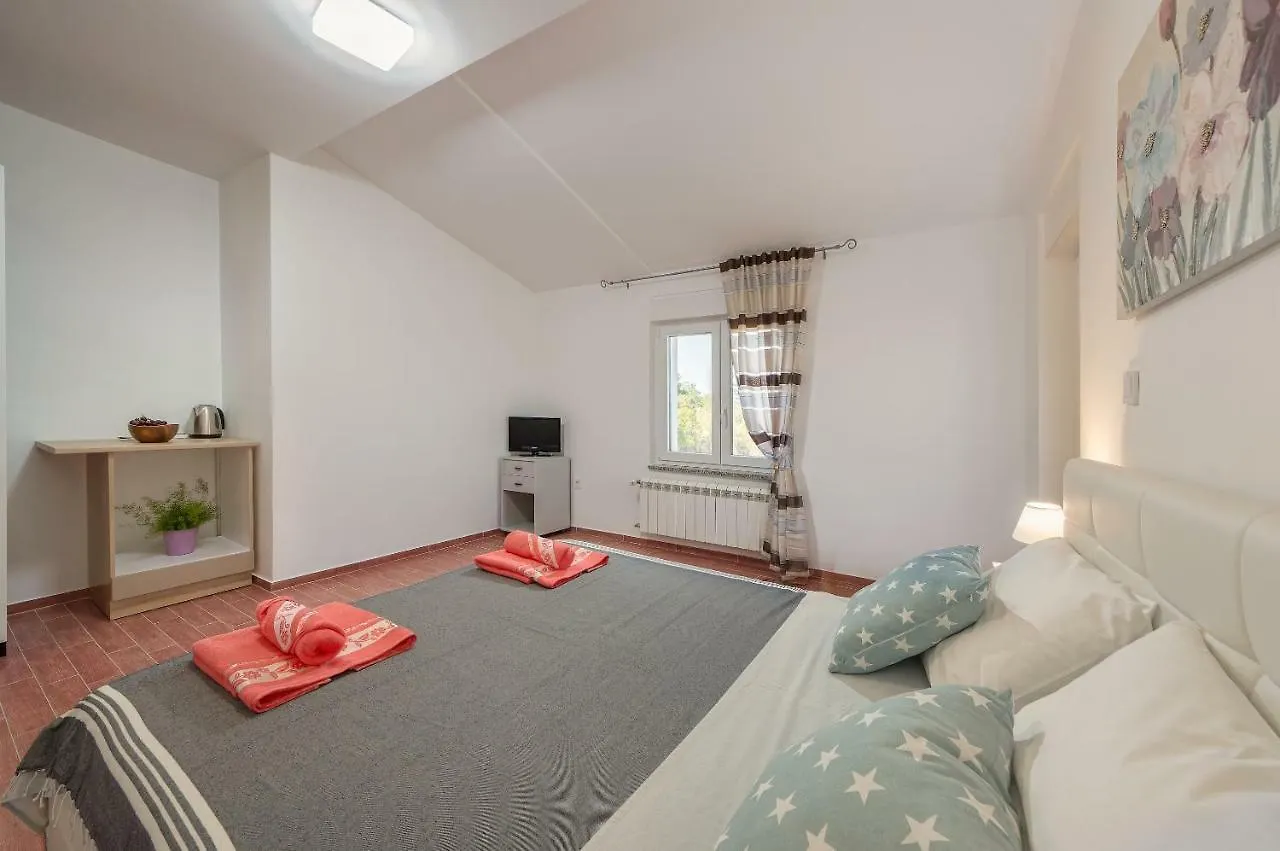 Lavander 3 Private Room With Bathroom And Balcony Pula Gasthuis