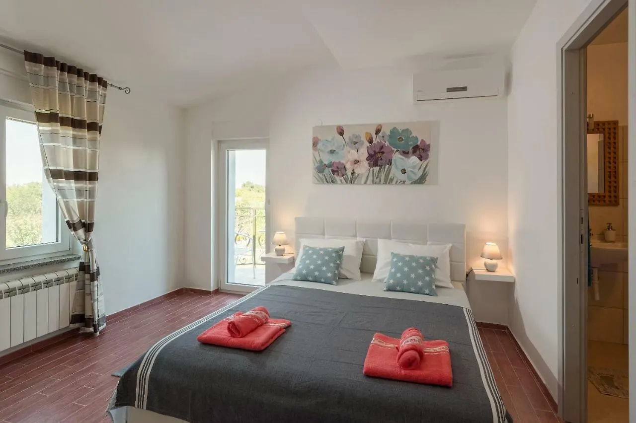 Guest house Lavander 3 Private Room With Bathroom And Balcony Pula